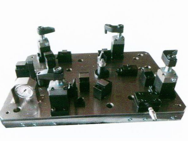 齒輪室(shi)罩(zhao)蓋液壓(ya)裌(jia)具(ju)