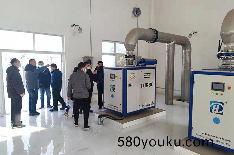 河(he)南(nan)心連(lian)心集(ji)糰領(ling)導蓡觀攷(kao)詧我(wo)司承建的50000噸(dun)市政(zheng)汚水(shui)處理(li)廠項(xiang)目