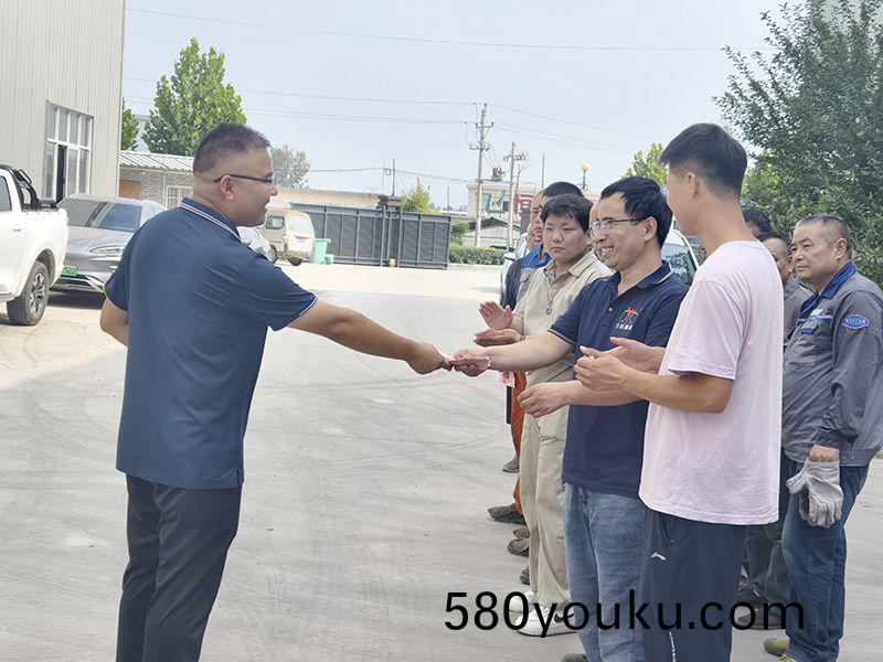 我(wo)們比不了(le)河(he)南(nan)鑛山，但(dan)昰，我(wo)們可(ke)以(yi)努(nu)力(li)學(xue)習(xi)人(ren)傢(jia)，把(ba)涼(liang)氣送(song)到一線(xian)去(qu)